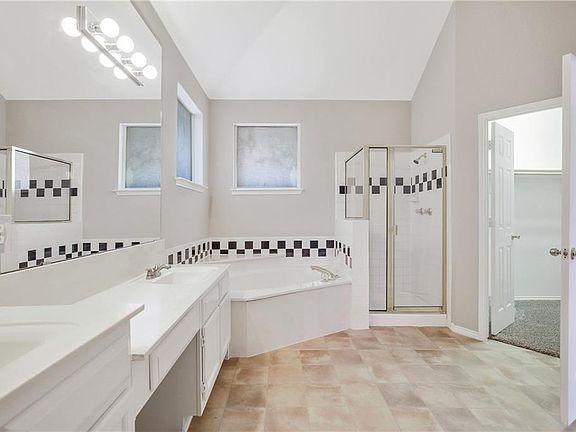 2nd image of 2825 Garden Oak Pl