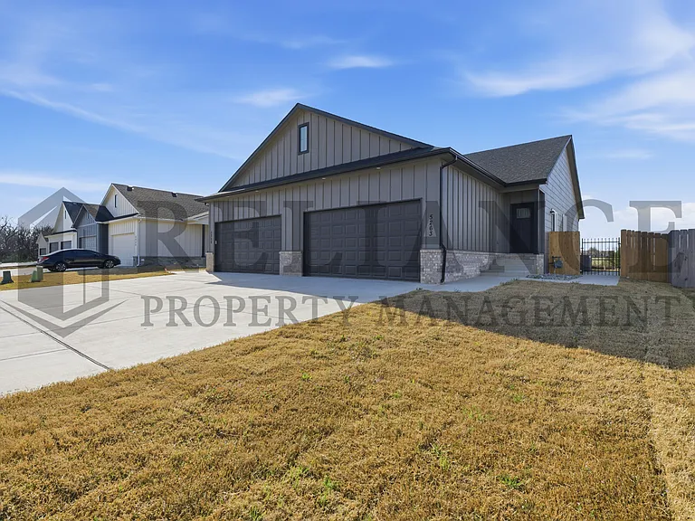 5259 N Pinecrest St — Photo 1