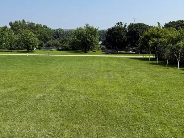 806 High St, Big Stone City, SD 57216