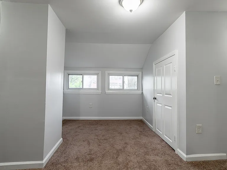 17 W Buckingham Ave — Photo 10