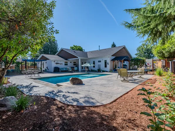 2204 Meals Dr, Medford, OR 97501
