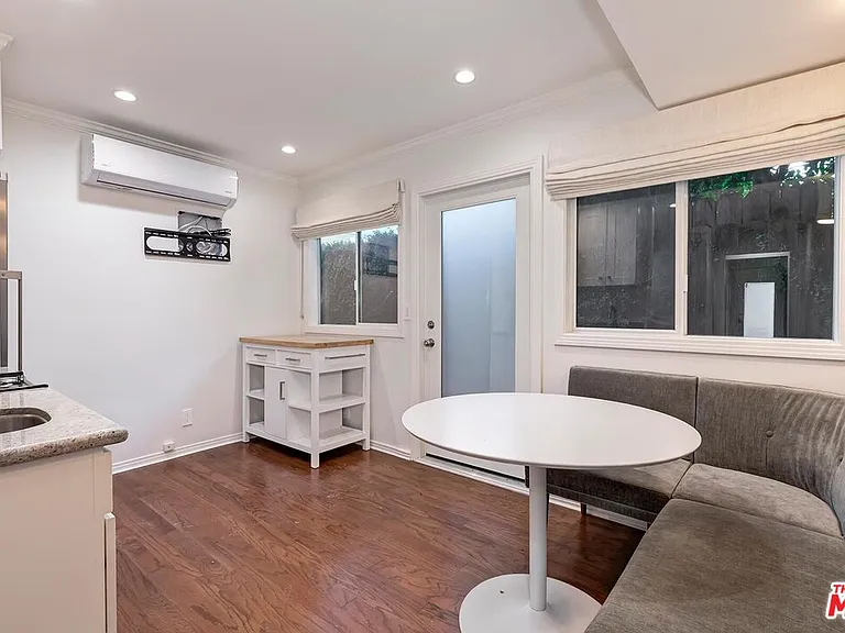 609 N Doheny Dr #D — Photo 3