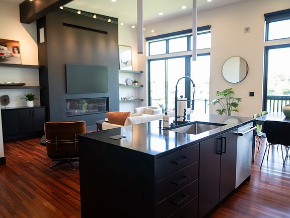 3rd image of 220 King St #11