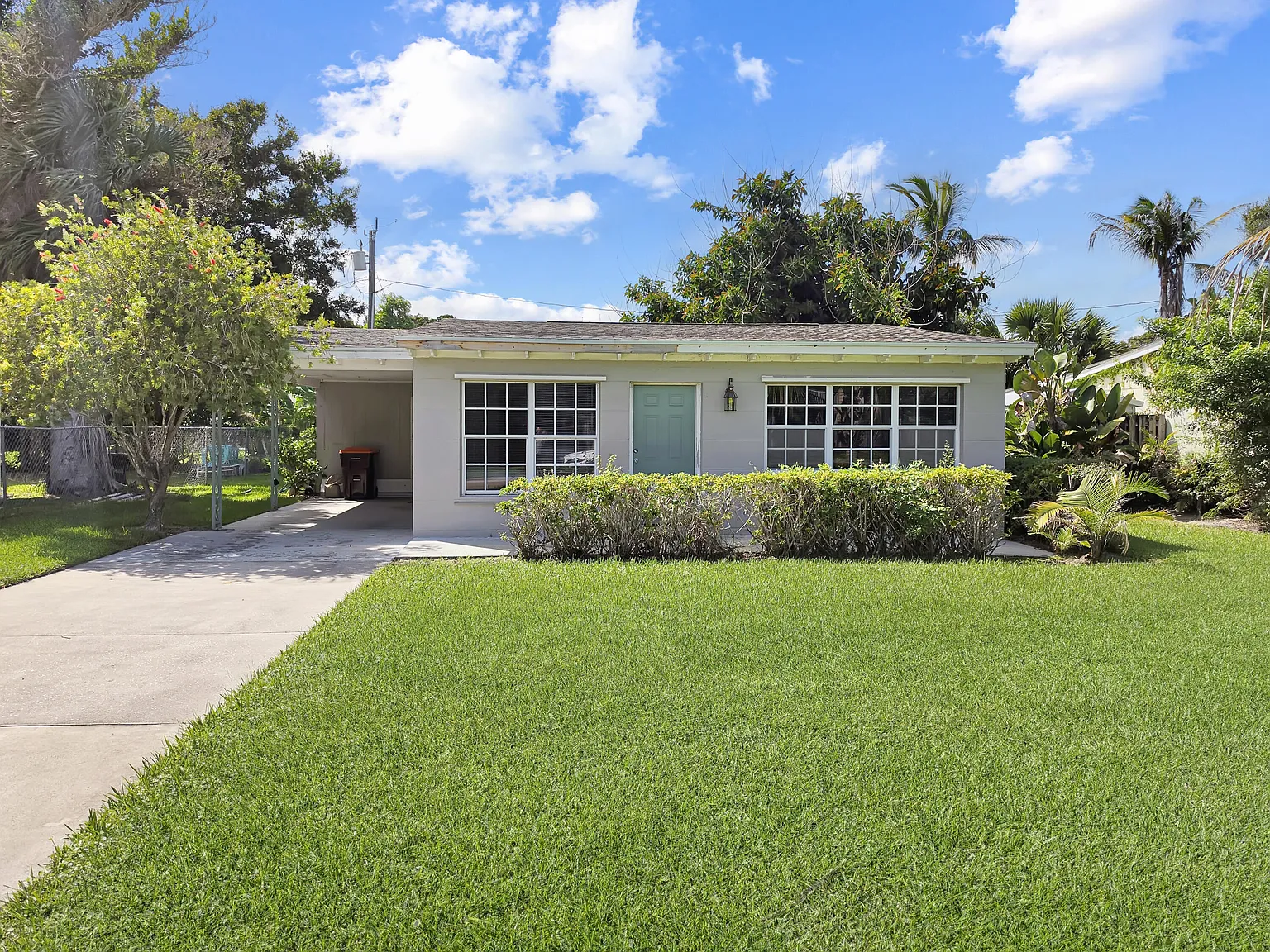 2 bed, 1.0 bath, 918 sqft, $1,700 — Photo 1