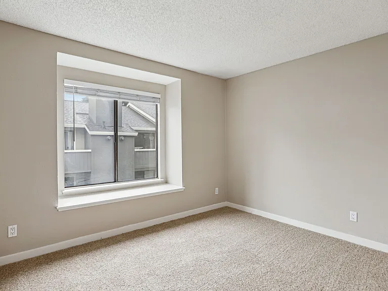 Ellington Apartments — Photo 37