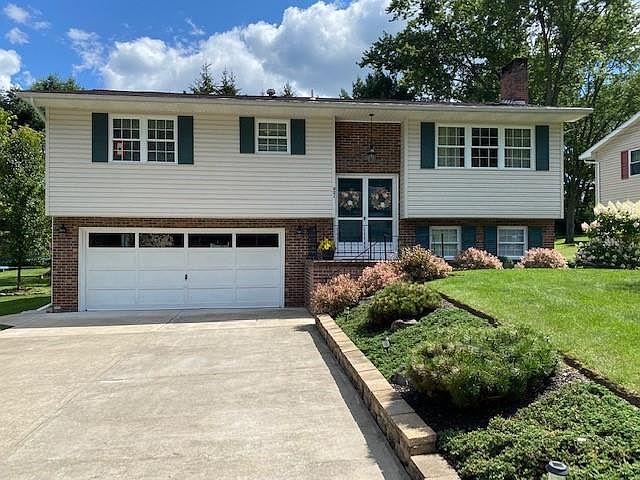 1st image of 921 Sarah Ln