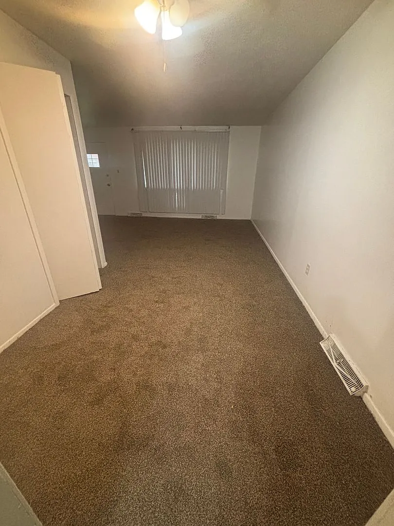 2bd/1.5b Townhome Warrensville Section 8/Cash Pay — Photo 2