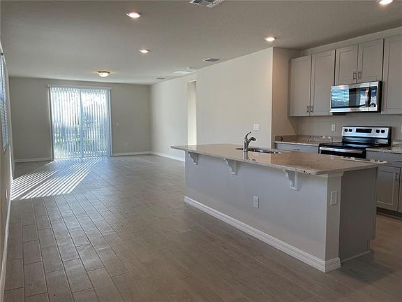 3rd image of 3289 Fresno Pl