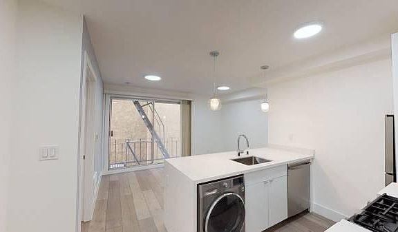 2nd image of 1085 S Van Ness Ave APT 208