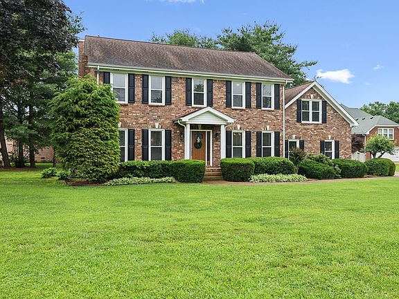 2nd image of 2723 Nottingham Ct