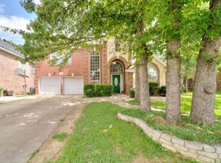809 Forest Crossing Dr, Hurst, TX 76053