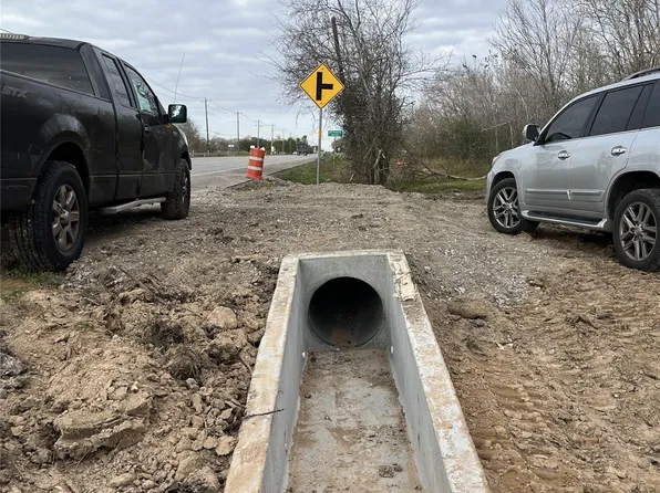 5675 N Highway 35, Alvin, TX 77511