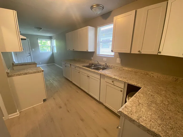 938 N Gray St — Photo 8