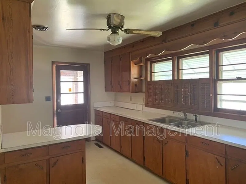 3 bed, 1.0 bath, $985 — Photo 3