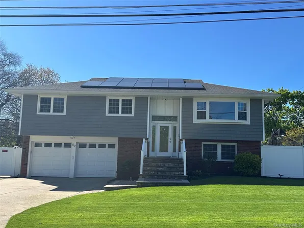 59 Dover St, Lindenhurst, NY 11757