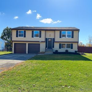 6588 Royal Pkwy S, Lockport, NY, 14094