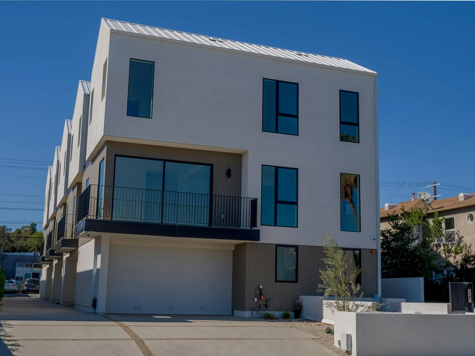 4 bed, 3.5 bath, 2000 sqft, $7,000 — Photo 1