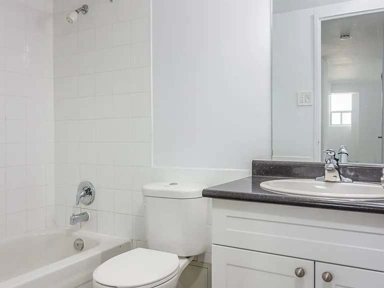 1175 Dundas St W — Photo 8