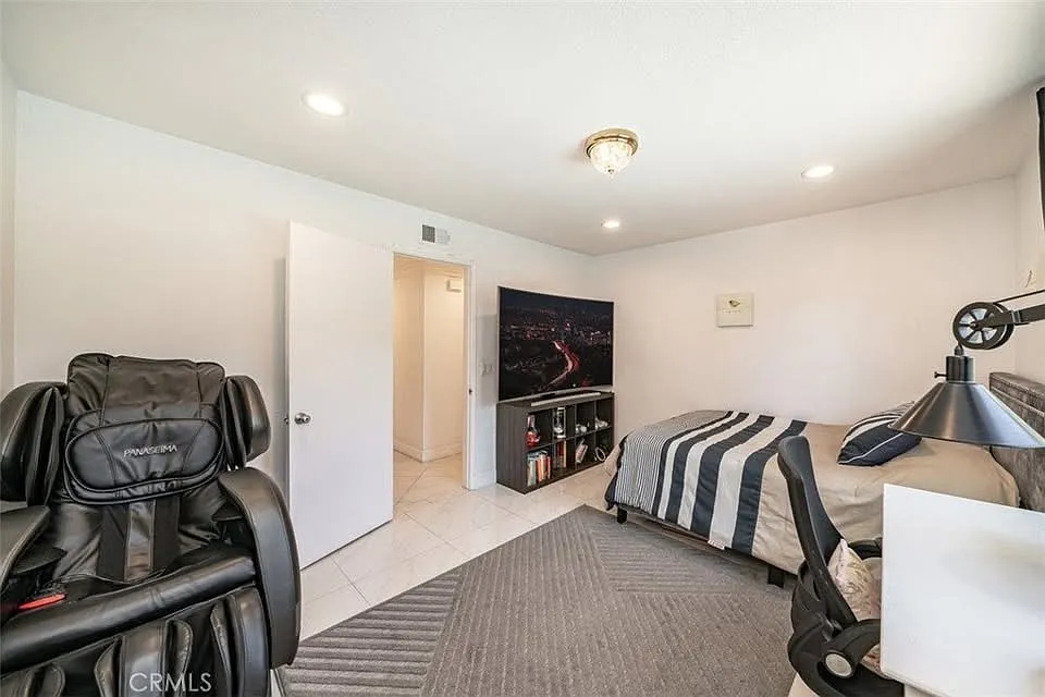 5 bed, 2700 sqft, $1,500 — Photo 4