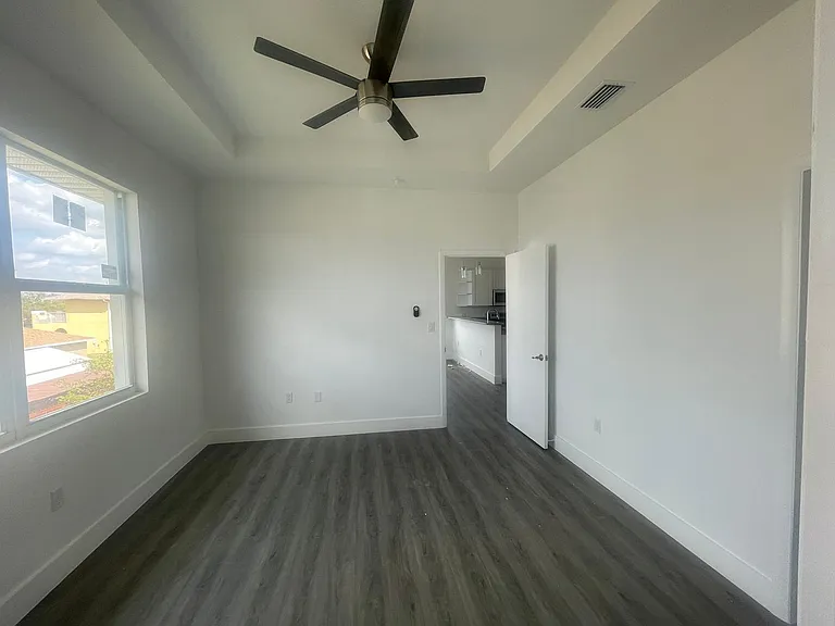 275 SW 4th St #220 — Photo 11