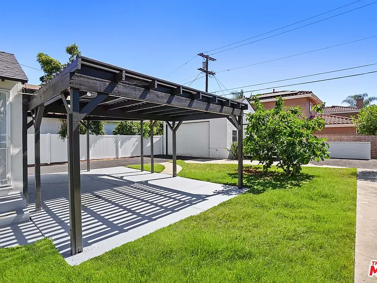 4940 Placidia Ave — Photo 35