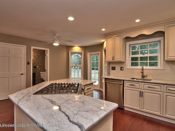 27 Emerson Dr, Moosic, PA 18507