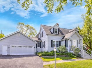 401 Greenwood Rd, Glenview, IL 60025