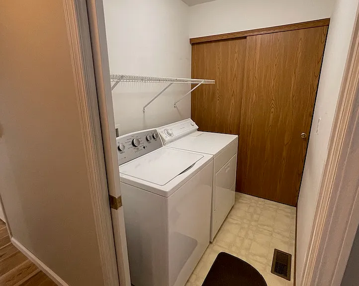 1461 Surrey Ln — Photo 8