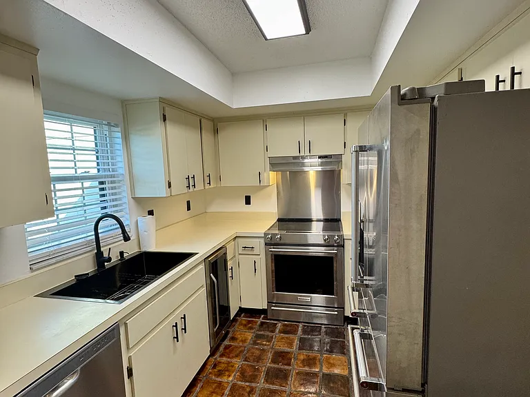 2462 Kingfisher Ln #J203 — Photo 2