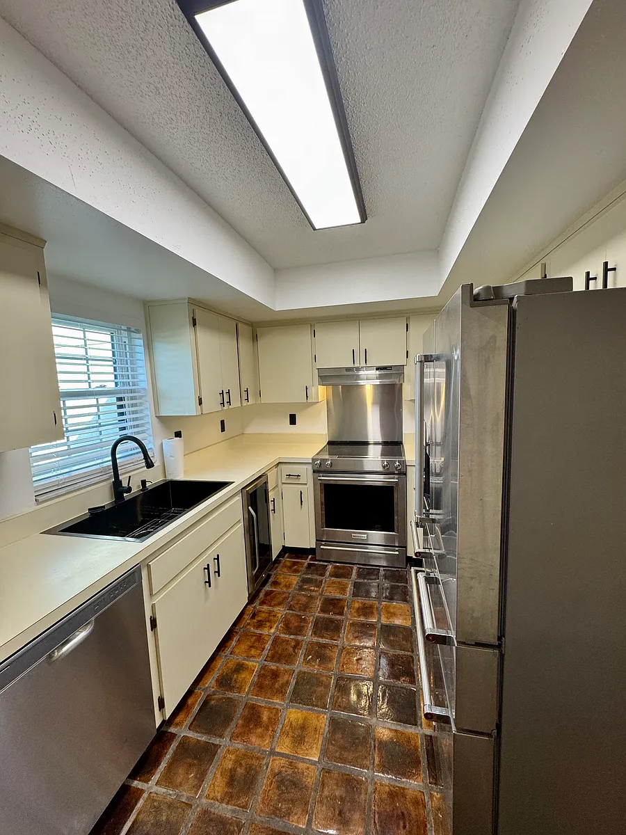 Building Photo - 2462 Kingfisher Ln #J203