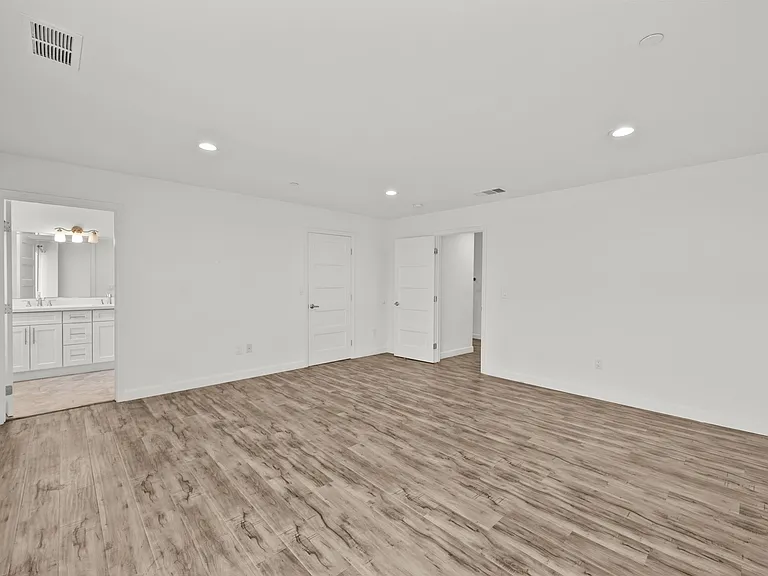 9104 Burnet Ave — Photo 20