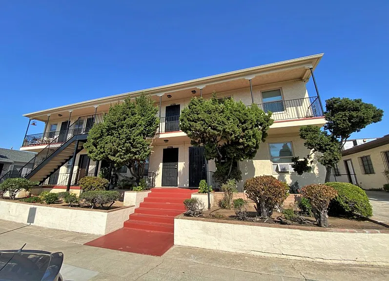 4463 1/2 Euclid Ave