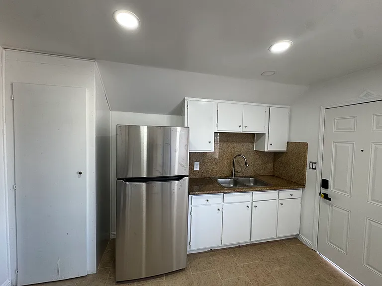 1031 W 91st St #B — Photo 4
