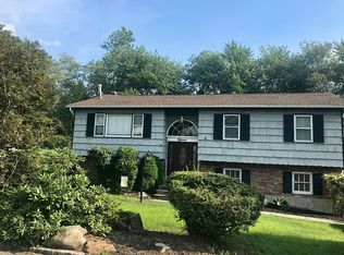 15 Pittsford Way, Nanuet, NY 10954