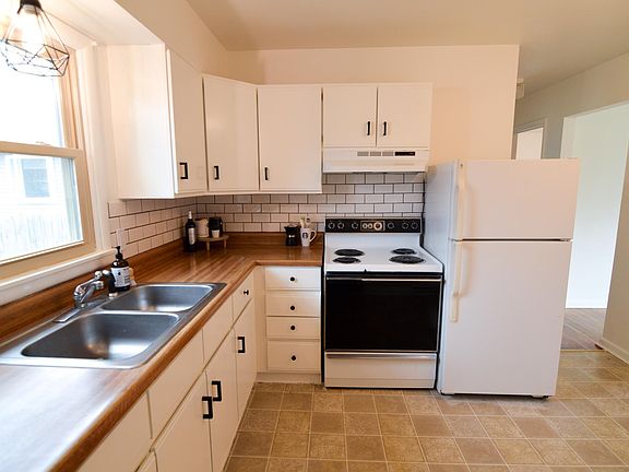 2nd image of 810 22nd Ave S