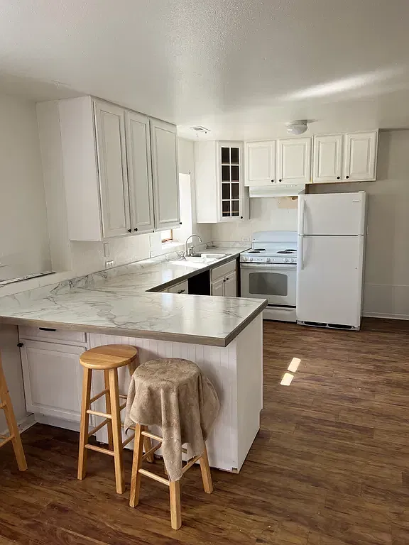 3 bed, 924 sqft, $2,200 — Photo 1