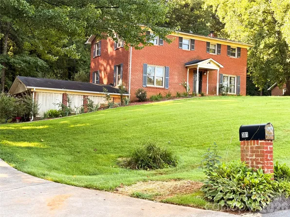 301 Starmount Dr, Statesville, NC 28677