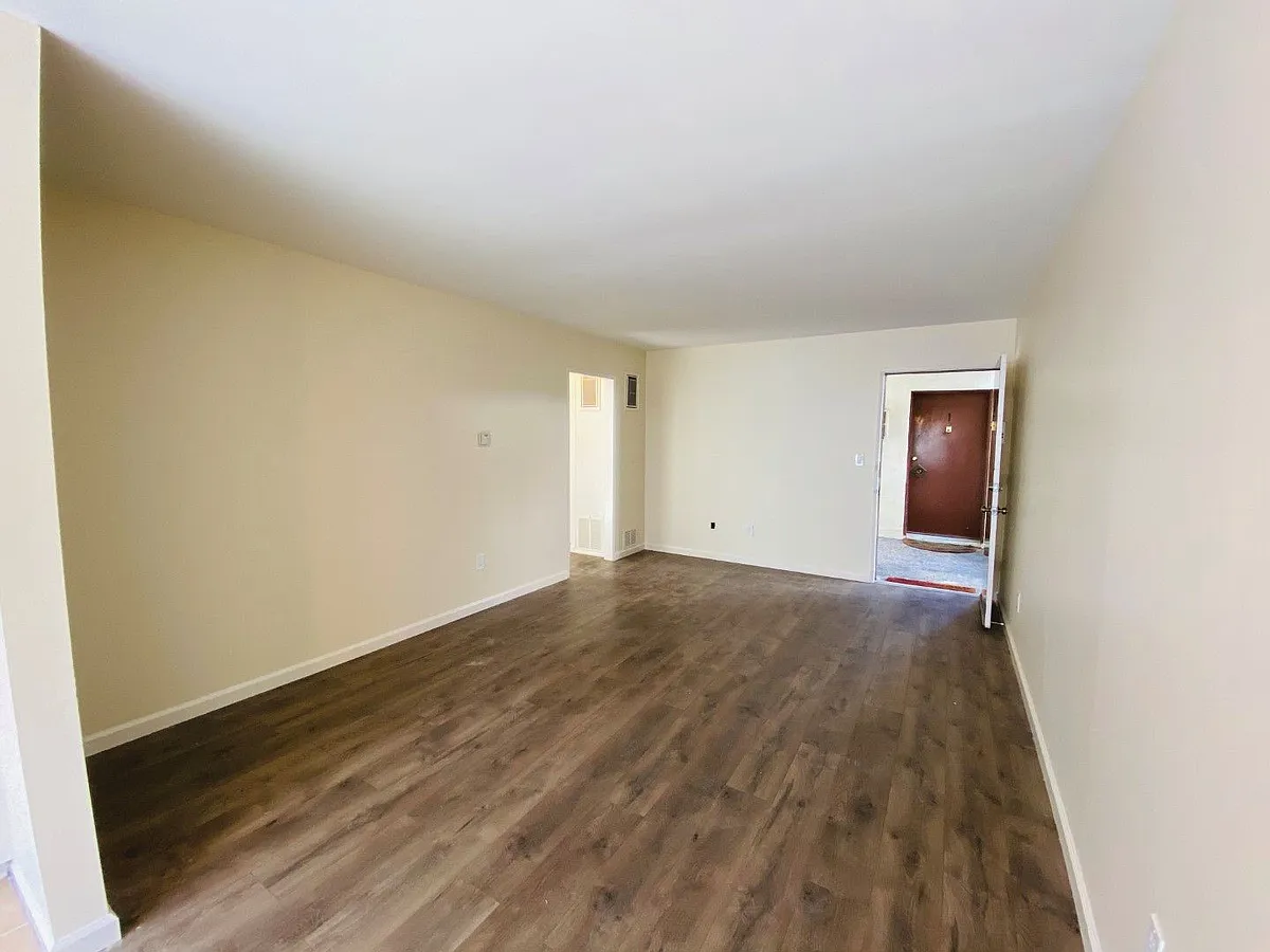 Building Photo - 10851 Moorpark St
