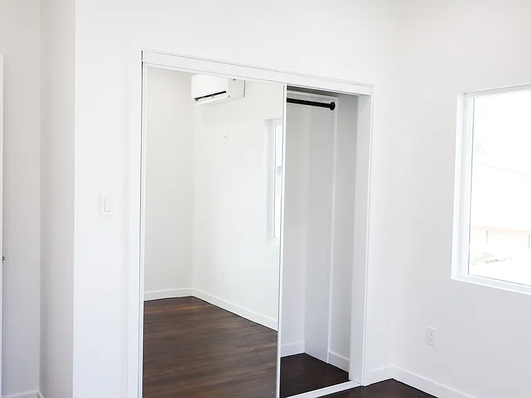 1037 Gladys Ave — Photo 5