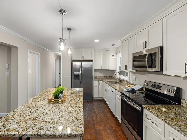 415 Bashford Rd — Photo 2