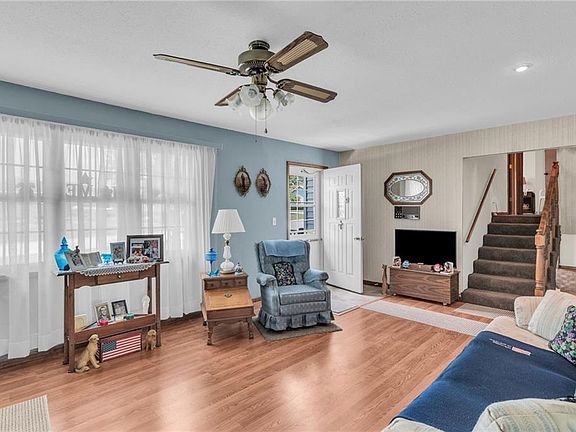 4th image of 806 Lake Manor Dr