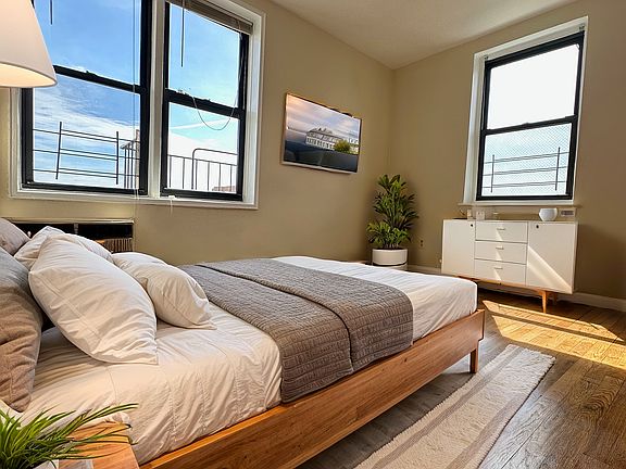 4th image of 2534 Crescent St APT 6E