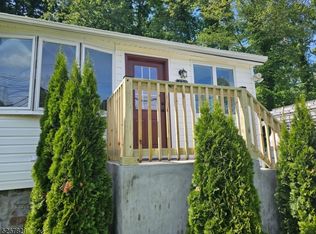 632 Lakeshore Dr, Hewitt, NJ 07421