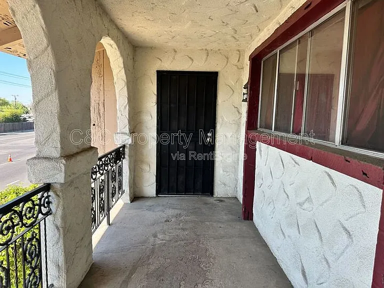 1668 W Ashlan Ave — Photo 2