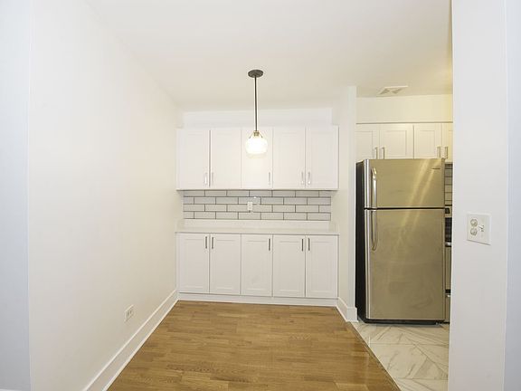 5th image of 619 W Stratford Pl APT 204