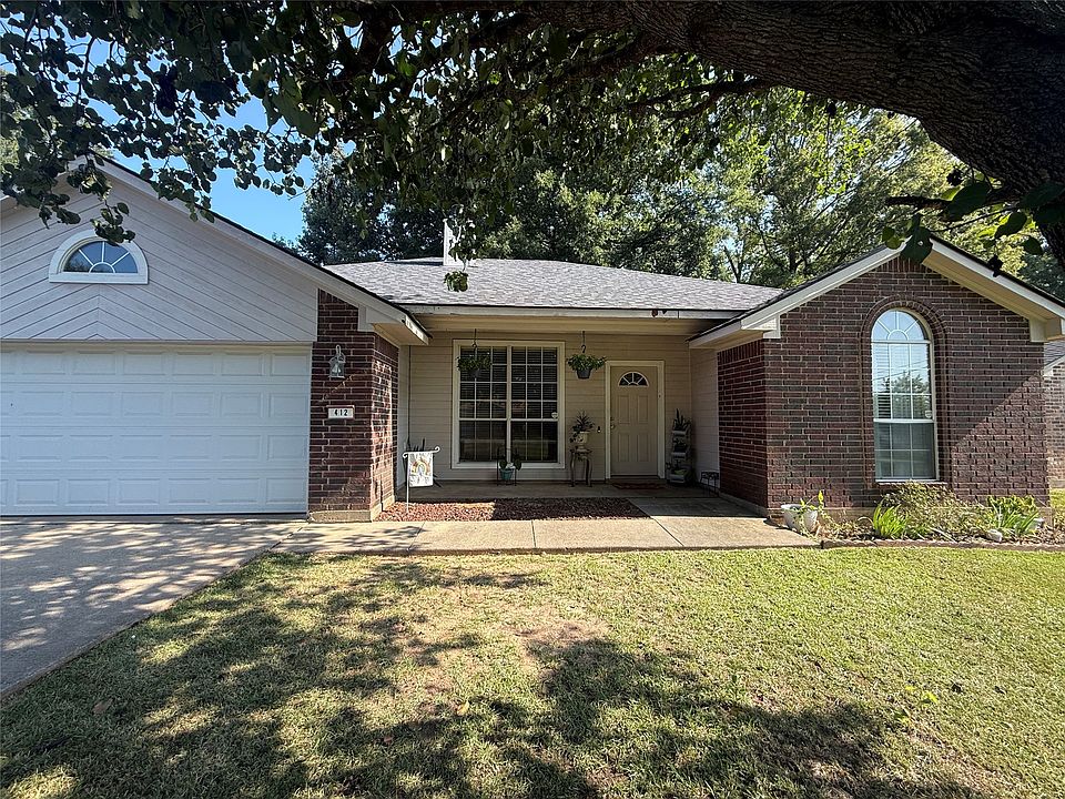1st image of 412 Red Oak Ln