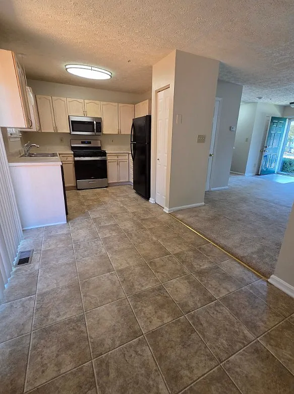 3 bed, 1160 sqft, $1,999 — Photo 2