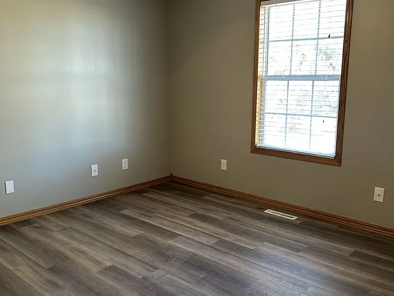 719 E Madison St — Photo 9