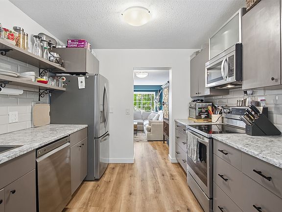 5th image of 2020 Robson Pl #52