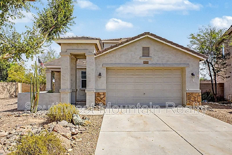3 bed, 2.5 bath, 2029 sqft, $1,795 — Photo 2